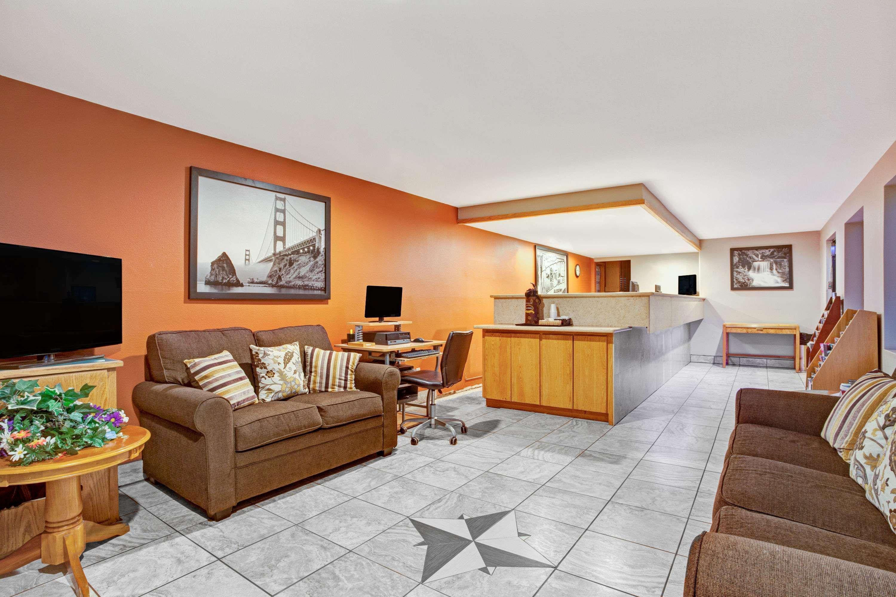 Super 8 by Wyndham Albany Motel Bagian luar foto